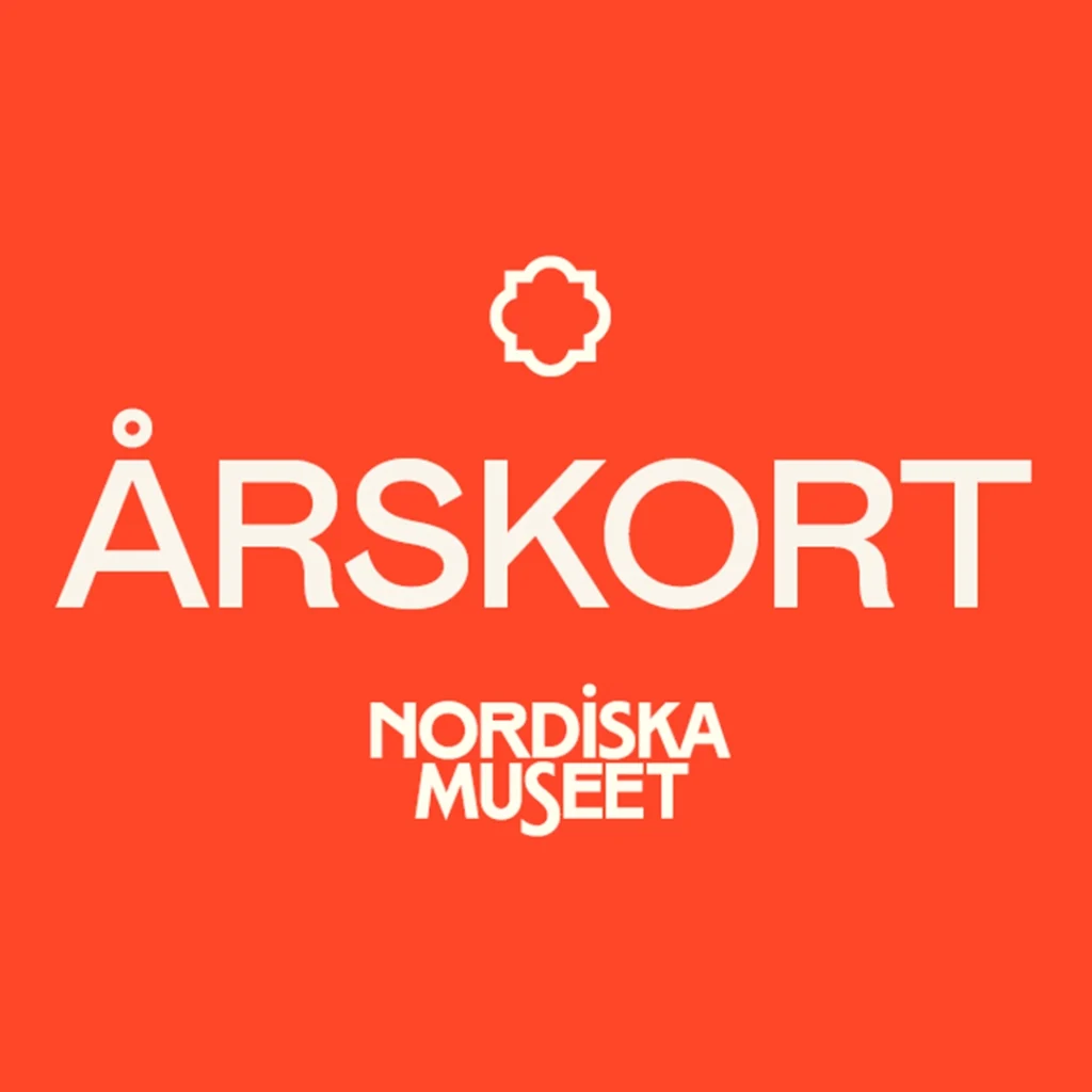 Ett kort i orange färg med texten årskort i vitt och Nordiska museets logotyp